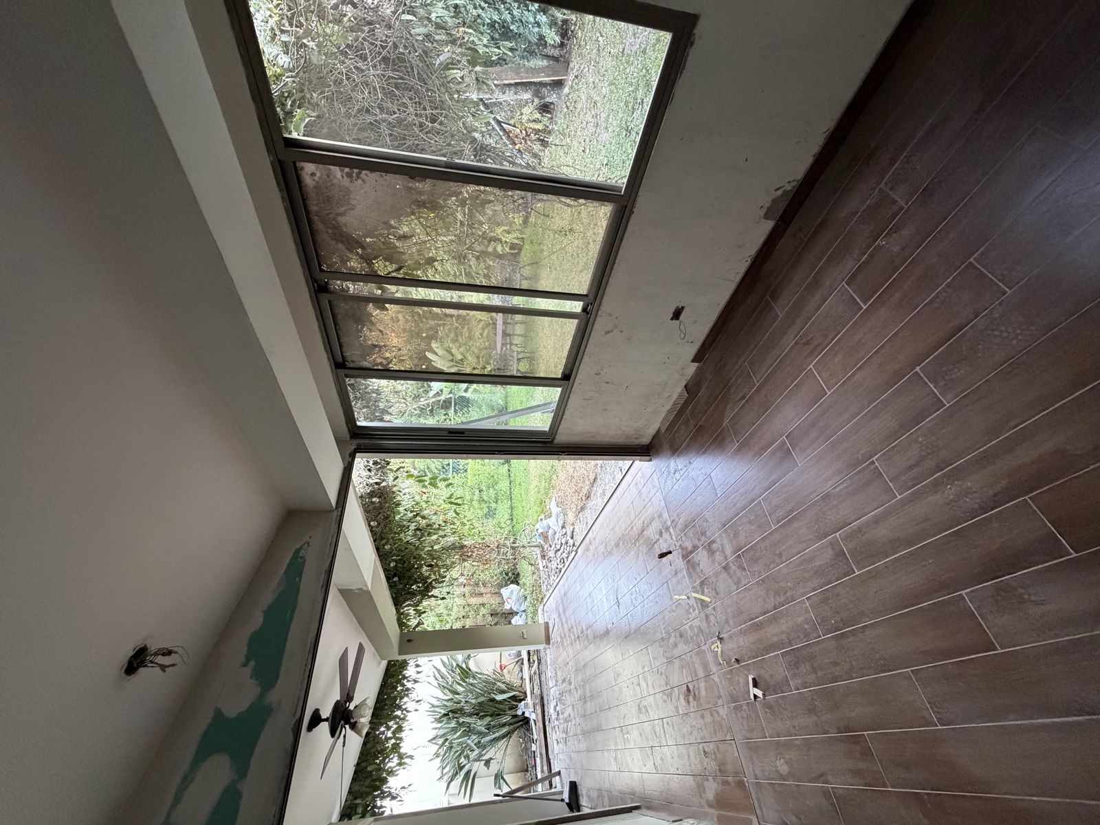 Espacio con piso de madera
