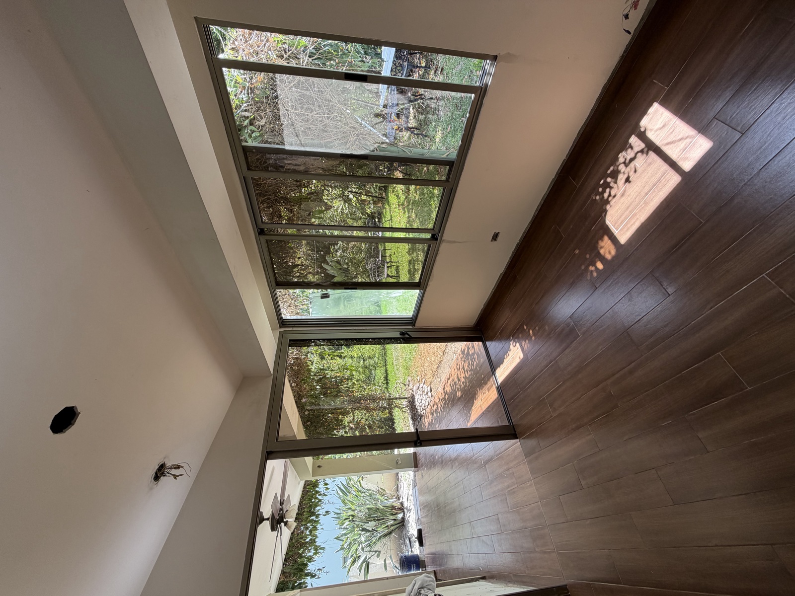 Interior con ventanal y piso de madera